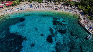 Spektakularan pogled iz zraka na uvalu i otočić Pokonji Dol kod Hvara