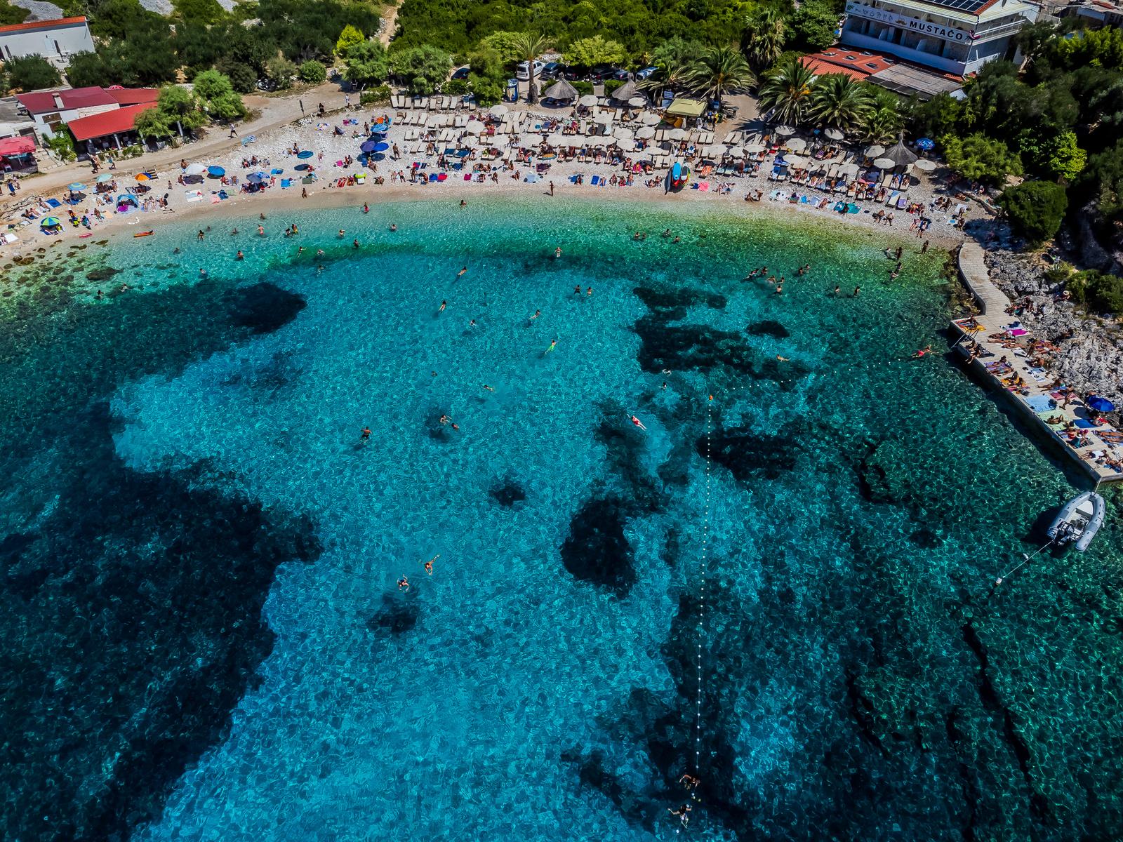 Spektakularan pogled iz zraka na uvalu i otočić Pokonji Dol kod Hvara