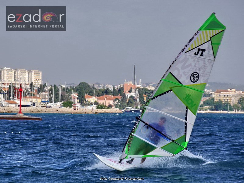 Guštanje surfera u jakom jugu Guštanje surfera u jakom jugu