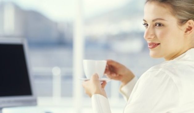 Umjetna sladila ne pomažu u mršavljenju, kava, žena, računalo, posao (Tportal.hr)
