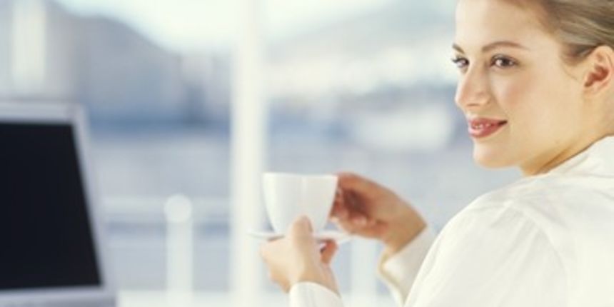 Umjetna sladila ne pomažu u mršavljenju, kava, žena, računalo, posao (Tportal.hr)