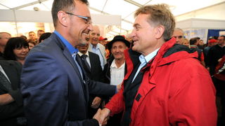 Biograd,130912.
Otvorenje 59. svjetskog prvenstva u oranju koje se odrzava u Jankolovici pokraj Biograda od 13.-15.09.2012.
Na fotografiji: ministar Jakovina i Bozidar Kalmeta.
Foto: Luka Gerlanc / CROPIX Biograd,130912.
Otvorenje 59. svjetskog prvenstva u oranju koje se odrzava u Jankolovici pokraj Biograda od 13.-15.09.2012.
Na fotografiji: ministar Jakovina i Bozidar Kalmeta.
Foto: Luka Gerlanc / CROPIX