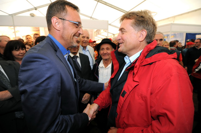 Biograd,130912.
Otvorenje 59. svjetskog prvenstva u oranju koje se odrzava u Jankolovici pokraj Biograda od 13.-15.09.2012.
Na fotografiji: ministar Jakovina i Bozidar Kalmeta.
Foto: Luka Gerlanc / CROPIX Biograd,130912.
Otvorenje 59. svjetskog prvenstva u oranju koje se odrzava u Jankolovici pokraj Biograda od 13.-15.09.2012.
Na fotografiji: ministar Jakovina i Bozidar Kalmeta.
Foto: Luka Gerlanc / CROPIX