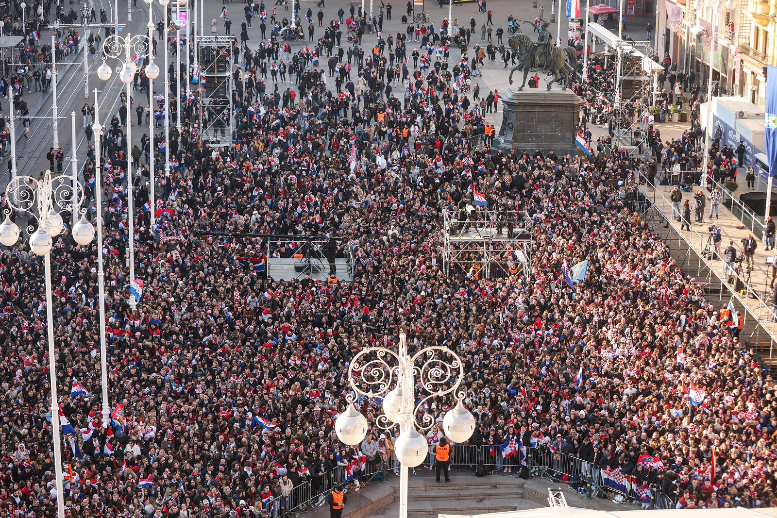 Panorama svečanog dočeka hrvatske rukometne reprezentacije u Zagrebu