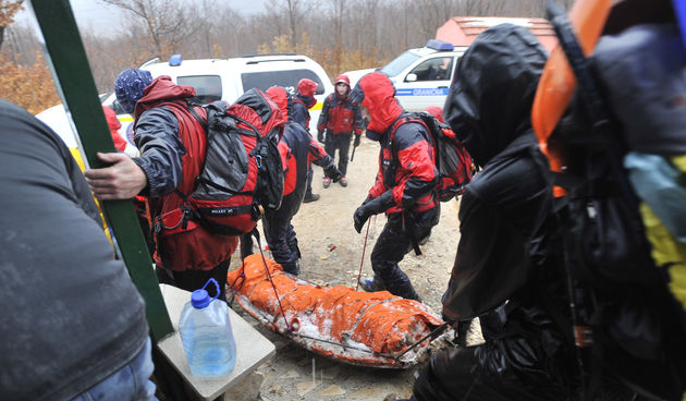Kamesnica, 240213. Nakon jucerasnje snjezne lavine na planini Kamesnici brzom akcijom GSS-a spasena su tri alpinista. Danas je nastavljena potraga za Edom Reteljom, cetvrtim alpinistom koji je ostao zatrpan lavinom. Oko stotinjak GSS-ovaca i policajaca pr