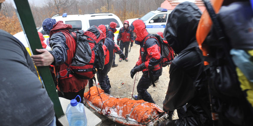Kamesnica, 240213. Nakon jucerasnje snjezne lavine na planini Kamesnici brzom akcijom GSS-a spasena su tri alpinista. Danas je nastavljena potraga za Edom Reteljom, cetvrtim alpinistom koji je ostao zatrpan lavinom. Oko stotinjak GSS-ovaca i policajaca pr