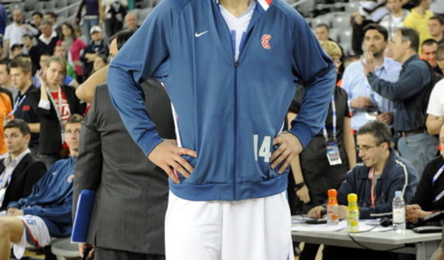 Zagreb, 250410. Arena Zagreb. Zavrsnica kosarkaske regionalne lige, finalna utakmica Nlb lige izmedju Cibone i Partizana. Na slici: Dalibor Bagaric tuga. Foto: Damir Krajac / CROPIX