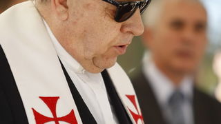 Zadar, 020810.
Jadranka Kosor polozila je kamen temeljac za zgradu u kojoj ce biti 65 stanova za hrvatske ratne vojne invalide. Gradiliste se nalazi u ulici Krste Odaka
Na fotogrfiji: zupnik Milivoj Bolobanic blagoslovio je pocetak radova .
Foto: Jure Mis