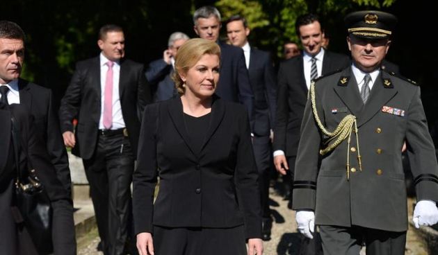 Povodom obiljezavanja Dana drzavnosti, predsjednica RH Kolinda Grabar Kitarovic poloziila je vijence i zapalila svijece kod spomenika Glas hrvatske zrtve ? zid boli, Grobnice narodnih heroja, Sredisnjeg kriza i na grob prvog hrvatskog predsjednika dr. Fra