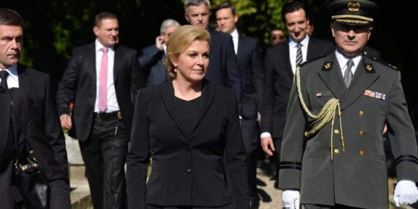 Povodom obiljezavanja Dana drzavnosti, predsjednica RH Kolinda Grabar Kitarovic poloziila je vijence i zapalila svijece kod spomenika Glas hrvatske zrtve ? zid boli, Grobnice narodnih heroja, Sredisnjeg kriza i na grob prvog hrvatskog predsjednika dr. Fra