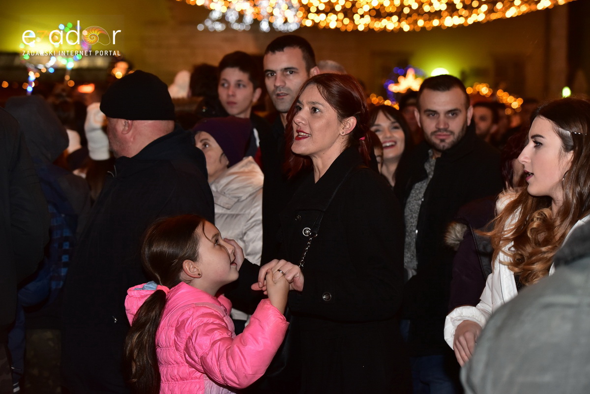 Tisuće Zadrana uživalo na krcatom Narodnom trgu i Tgu Petra Zoranića uz Tomislava Bralića i klapu Intrade Tisuće Zadrana uživalo na krcatom Narodnom trgu i Tgu Petra Zoranića uz Tomislava Bralića i klapu Intrade