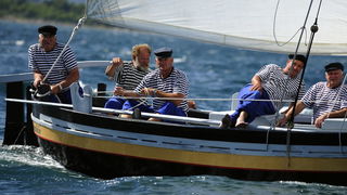 Betina, 150810.
U Betini na otoku Murteru danas je odrzana tradicionalna regata brodova na “latinskog idro ” pod nazivom “Regata za dusu i tilo”, na regati je sudjovalo preko gajeta, leuta i kaica pobjedili su domacini iz Betine.
Na slici posada broda Baz Betina, 150810.
U Betini na otoku Murteru danas je odrzana tradicionalna regata brodova na “latinskog idro ” pod nazivom “Regata za dusu i tilo”, na regati je sudjovalo preko gajeta, leuta i kaica pobjedili su domacini iz Betine.
Na slici posada broda Baz