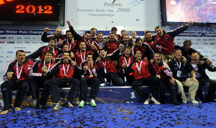 Zagreb, 110910.
Bazen Mladosti na Savi.
29. Europsko prvenstvo u vaterpolu.
Finalna utakmica za pobjednika Europskog prvenstva u vaterpolu  Hrvatska – Italija.
Na slici: proglasenje novog europskog prvaka. 
Foto: Drago Sopta / CROPIX