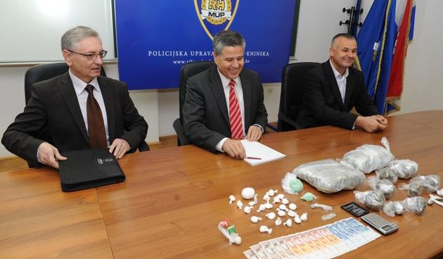 U sjedistu Uprave policije Sibensko-kninske zupanije odrzana konferencija za medije na kojoj su predstavljeni rezultati oko zaplijene droge. Zaplijenjena droga na trzistu vrijedi preko 100 000 kuna. Andjelo Klaric, Ivica Kostanic, Zdravko Sedlar. Photo: H