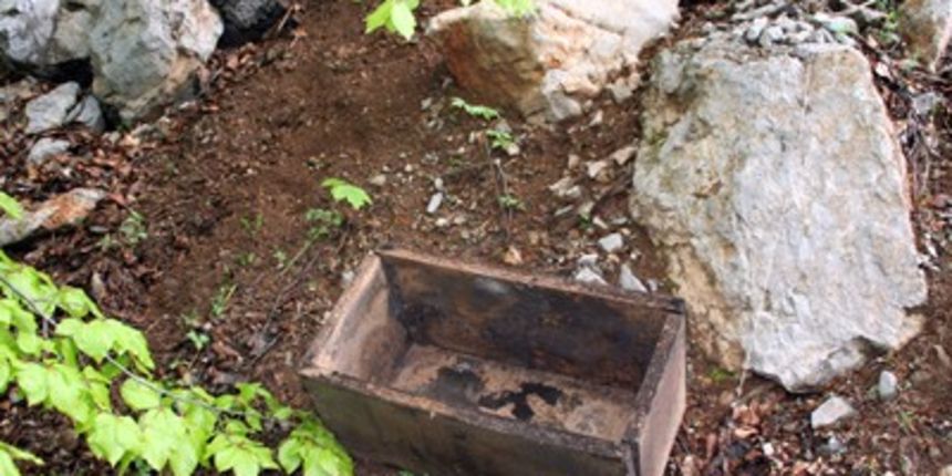 Radnici u sanducima pronašli ljudske kosti (foto: Tportal) Radnici u sanducima pronašli ljudske kosti (foto: Tportal)