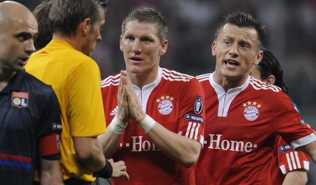 Munchen, 210410.
Allianz Arena.
Prva polufinalna nogometna utakmica Lige Prvaka izmedju njemackog Bayerna i francuskog Lyona.
Na slici: Bastian Schweinsteiger i Ivica Olic se zale kod suca Rosettia zbog crvenog kartona.
Foto: Drago Sopta / CROPIX