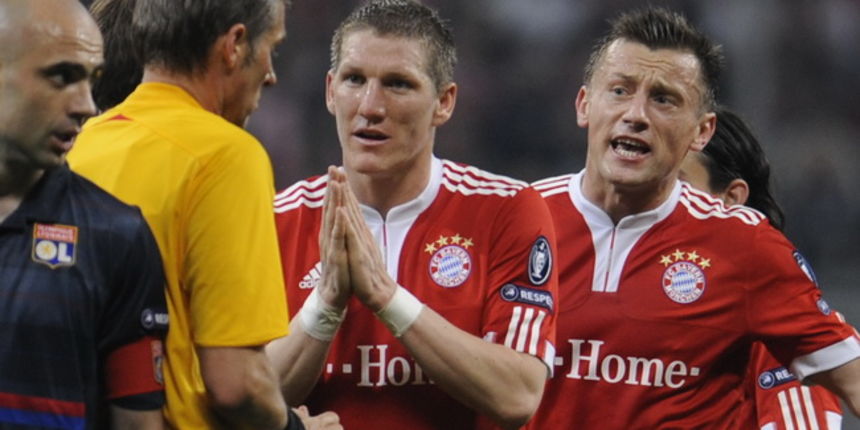 Munchen, 210410.
Allianz Arena.
Prva polufinalna nogometna utakmica Lige Prvaka izmedju njemackog Bayerna i francuskog Lyona.
Na slici: Bastian Schweinsteiger i Ivica Olic se zale kod suca Rosettia zbog crvenog kartona.
Foto: Drago Sopta / CROPIX Munchen, 210410.
Allianz Arena.
Prva polufinalna nogometna utakmica Lige Prvaka izmedju njemackog Bayerna i francuskog Lyona.
Na slici: Bastian Schweinsteiger i Ivica Olic se zale kod suca Rosettia zbog crvenog kartona.
Foto: Drago Sopta / CROPIX