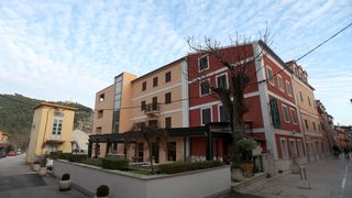 Skradin romantičan mediteranski grad na desnoj obali rijeke Krke Skradin romantičan mediteranski grad na desnoj obali rijeke Krke