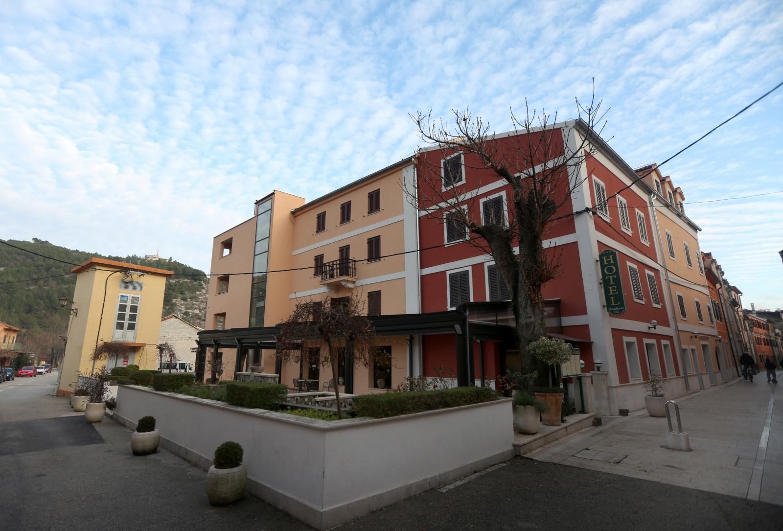 Skradin romantičan mediteranski grad na desnoj obali rijeke Krke Skradin romantičan mediteranski grad na desnoj obali rijeke Krke