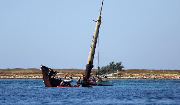 05.08.2013., Dugi Otok – Pored mjesta Veli rat na Dugom Otoku brod koji je prije vise godina nasukan, polako izgriza more, ali dok je jos uvijek tu prava je turisticka atrakcija gdje turisti rone i istrazuju njegovu potopljenu unutrasnjost. Photo: Filip