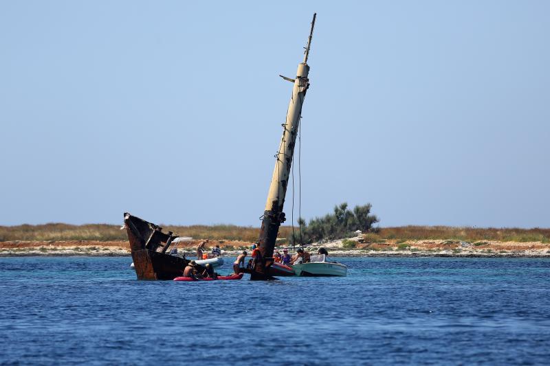 05.08.2013., Dugi Otok – Pored mjesta Veli rat na Dugom Otoku brod koji je prije vise godina nasukan, polako izgriza more, ali dok je jos uvijek tu prava je turisticka atrakcija gdje turisti rone i istrazuju njegovu potopljenu unutrasnjost. Photo: Filip 05.08.2013., Dugi Otok – Pored mjesta Veli rat na Dugom Otoku brod koji je prije vise godina nasukan, polako izgriza more, ali dok je jos uvijek tu prava je turisticka atrakcija gdje turisti rone i istrazuju njegovu potopljenu unutrasnjost. Photo: Filip