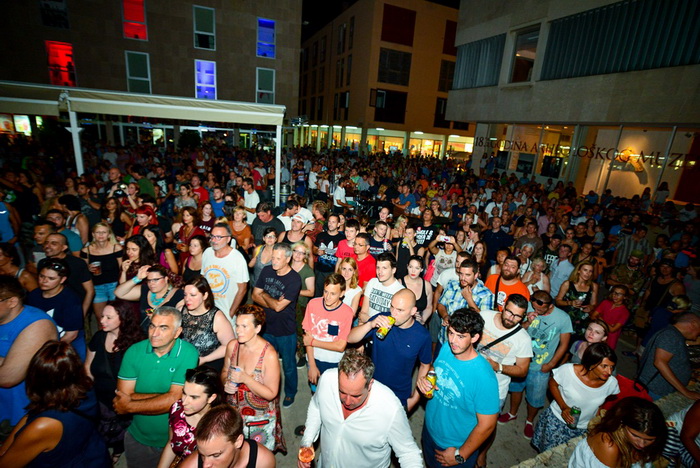 U povodu 4. rođendana Boutique hostela Forum, “najpristojniji mogući” riječki Let 3 održao je fenomenalan koncert na antičkom Forumu