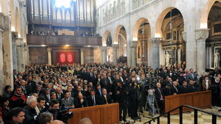 Zadar, 241112.
Obiljezavanje Dana grada Zadra i dolazak generala Ante Gotovine pocasnog gradjanina grada Zadra. General Gotovina na svetoj misi u katedrali Sv. Stosije.
Na slici puna katedrala sv. Stosije.
Foto: Luka Gerlanc / CROPIX Zadar, 241112.
Obiljezavanje Dana grada Zadra i dolazak generala Ante Gotovine pocasnog gradjanina grada Zadra. General Gotovina na svetoj misi u katedrali Sv. Stosije.
Na slici puna katedrala sv. Stosije.
Foto: Luka Gerlanc / CROPIX