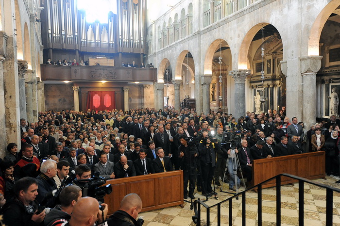 Zadar, 241112.
Obiljezavanje Dana grada Zadra i dolazak generala Ante Gotovine pocasnog gradjanina grada Zadra. General Gotovina na svetoj misi u katedrali Sv. Stosije.
Na slici puna katedrala sv. Stosije.
Foto: Luka Gerlanc / CROPIX Zadar, 241112.
Obiljezavanje Dana grada Zadra i dolazak generala Ante Gotovine pocasnog gradjanina grada Zadra. General Gotovina na svetoj misi u katedrali Sv. Stosije.
Na slici puna katedrala sv. Stosije.
Foto: Luka Gerlanc / CROPIX
