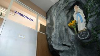 Zadar – U Osnovnoj skoli Sime Budinica, ravnatelj Ivan Cular postavio je lik gospe u stijeni. Photo: Dino Stanin/PIXSELL