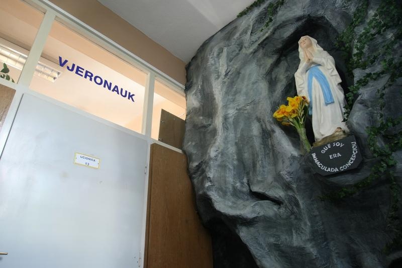 Zadar – U Osnovnoj skoli Sime Budinica, ravnatelj Ivan Cular postavio je lik gospe u stijeni. Photo: Dino Stanin/PIXSELL