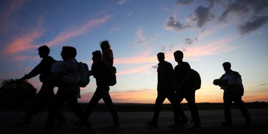 Sid, Srbija – Dolazak izbjeglica autobusima iz Preseva na autobusni kolodvor Sid odakle su krenuli pjeske na GP Tovarnik. Photo: Marko Mrkonjic/PIXSELL Sid, Srbija – Dolazak izbjeglica autobusima iz Preseva na autobusni kolodvor Sid odakle su krenuli pjeske na GP Tovarnik. Photo: Marko Mrkonjic/PIXSELL
