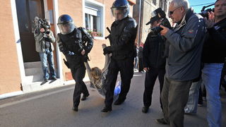 Zadar, 081112
Unatoc brojnim prosvjedima danas oko je oko 10h iz stana u zadarskoj cetvrti Arbanasi delozirana obitelj Vukic. Ulaz su svojim tijelima blokirali clanovi obitelji te njihovi prijatelji koje je policija bez otpora za ruke i noge odnijela u po Zadar, 081112
Unatoc brojnim prosvjedima danas oko je oko 10h iz stana u zadarskoj cetvrti Arbanasi delozirana obitelj Vukic. Ulaz su svojim tijelima blokirali clanovi obitelji te njihovi prijatelji koje je policija bez otpora za ruke i noge odnijela u po