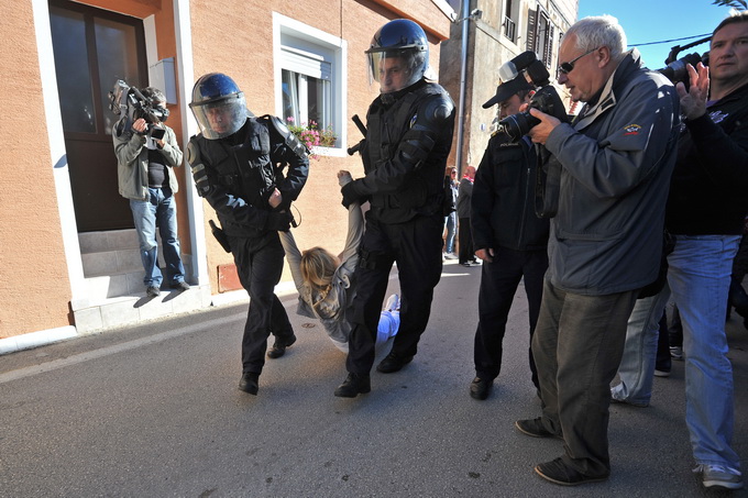 Zadar, 081112
Unatoc brojnim prosvjedima danas oko je oko 10h iz stana u zadarskoj cetvrti Arbanasi delozirana obitelj Vukic. Ulaz su svojim tijelima blokirali clanovi obitelji te njihovi prijatelji koje je policija bez otpora za ruke i noge odnijela u po Zadar, 081112
Unatoc brojnim prosvjedima danas oko je oko 10h iz stana u zadarskoj cetvrti Arbanasi delozirana obitelj Vukic. Ulaz su svojim tijelima blokirali clanovi obitelji te njihovi prijatelji koje je policija bez otpora za ruke i noge odnijela u po