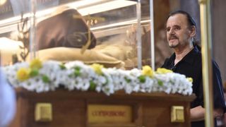 Velik broj vjernika sudjelovalo u procesiji u kojoj je nošeno tijelo Leopolda Bogdana Mandića od crkve Gospe od zdravlja do katedrale sv. Stošije Velik broj vjernika sudjelovalo u procesiji u kojoj je nošeno tijelo Leopolda Bogdana Mandića od crkve Gospe od zdravlja do katedrale sv. Stošije