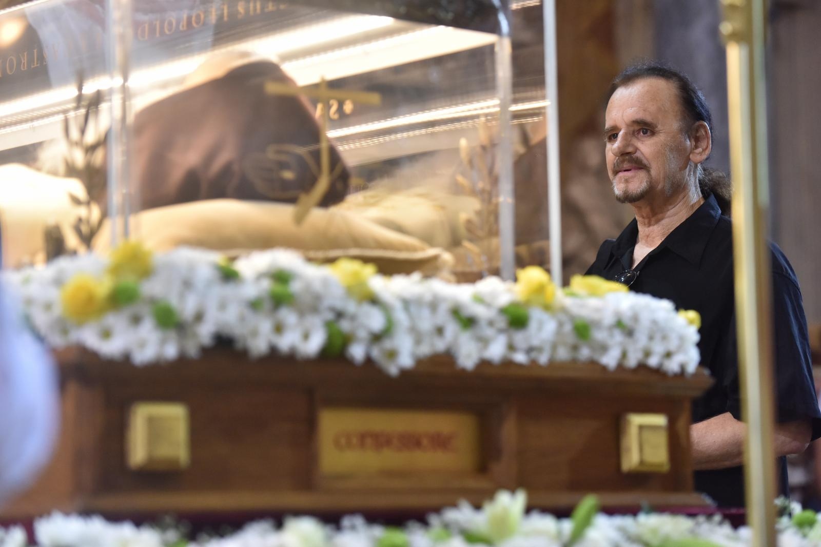 Velik broj vjernika sudjelovalo u procesiji u kojoj je nošeno tijelo Leopolda Bogdana Mandića od crkve Gospe od zdravlja do katedrale sv. Stošije Velik broj vjernika sudjelovalo u procesiji u kojoj je nošeno tijelo Leopolda Bogdana Mandića od crkve Gospe od zdravlja do katedrale sv. Stošije