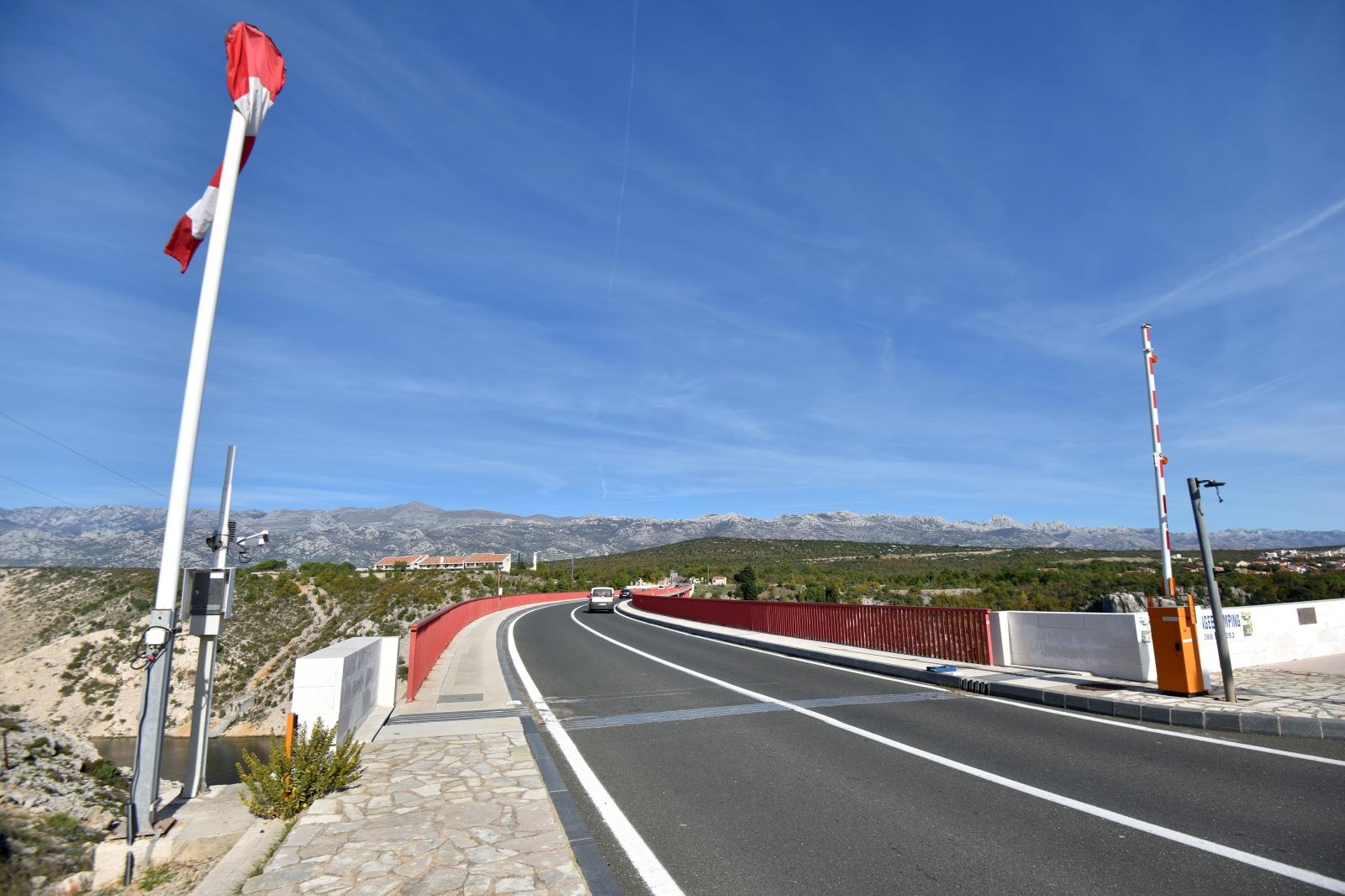 Skokom s Masleničkog mosta pilot kanadera počinio samoubojstvo