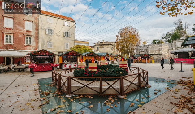 Đir po gradu, petak 8. prosinca 2017. Adventski vijenac, Trg Petra Zoranića