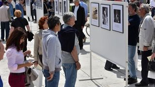 Povodom 20. godisnjice smrti kosarkaskog velikana Krese Cosica, uz humanitarnu prodaju proizvoda po simbolicnima cijenama na Forumu je organizirana izlozba njegovih fotografija, a najmladji su sudjelovali u kosarkaskom turniru. Ljerka Cosic s obitelji. Ph Povodom 20. godisnjice smrti kosarkaskog velikana Krese Cosica, uz humanitarnu prodaju proizvoda po simbolicnima cijenama na Forumu je organizirana izlozba njegovih fotografija, a najmladji su sudjelovali u kosarkaskom turniru. Ljerka Cosic s obitelji. Ph