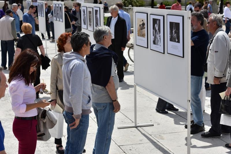 Povodom 20. godisnjice smrti kosarkaskog velikana Krese Cosica, uz humanitarnu prodaju proizvoda po simbolicnima cijenama na Forumu je organizirana izlozba njegovih fotografija, a najmladji su sudjelovali u kosarkaskom turniru. Ljerka Cosic s obitelji. Ph Povodom 20. godisnjice smrti kosarkaskog velikana Krese Cosica, uz humanitarnu prodaju proizvoda po simbolicnima cijenama na Forumu je organizirana izlozba njegovih fotografija, a najmladji su sudjelovali u kosarkaskom turniru. Ljerka Cosic s obitelji. Ph