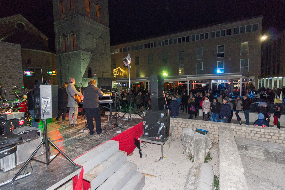 Doček 2017: Najluđa noć na zadarskom Poluotoku privukla više tisuća Zadrana i gostiju Doček 2017: Najluđa noć na zadarskom Poluotoku privukla više tisuća Zadrana i gostiju