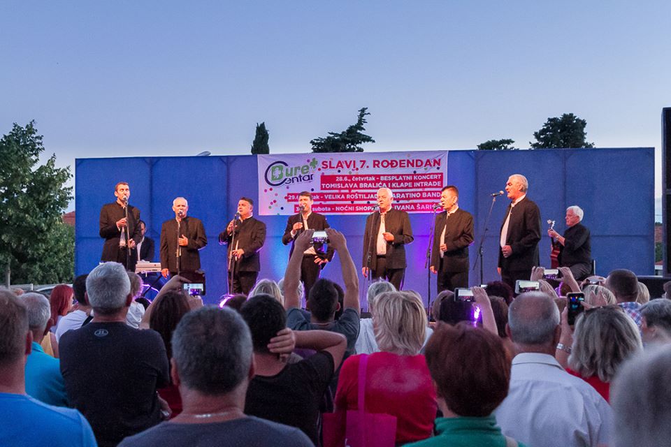 Tomislav Bralić i klapa Intrade na rođendanskoj proslavi Bure centra Tomislav Bralić i klapa Intrade na rođendanskoj proslavi Bure centra