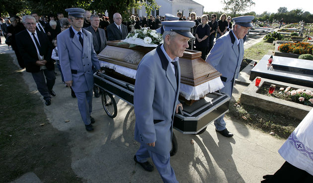 Osijek,Bizovac, 280910. Sahrana tragicno preminule novinarke Mirele Srsic-Kovac na mjesnom groblju u Bizovcu.Mirela je rodjena 1970 godine u Bizovcu a tragicno preminula u Belom Manastiru 25. rujna 2010. Foto: Vlado Kos / Cropix