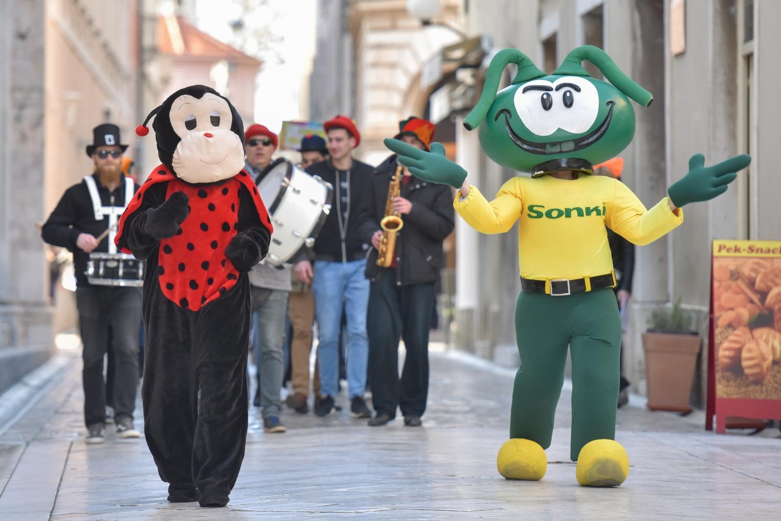 Zadarski karneval 2018: Povorka maškaranih skupina gradskim ulicama Zadarski karneval 2018: Povorka maškaranih skupina gradskim ulicama