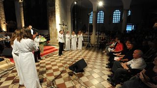 Sinoc je u crkvi Sv. Sime odrzan koncert duhovne glazbe Tatjane Matejas Cameron poznate kao Tajci i zbora Apostoli mira. Na fotografiji: Tajci Foto: Luka Gerlanc / CROPIX Sinoc je u crkvi Sv. Sime odrzan koncert duhovne glazbe Tatjane Matejas Cameron poznate kao Tajci i zbora Apostoli mira. Na fotografiji: Tajci Foto: Luka Gerlanc / CROPIX