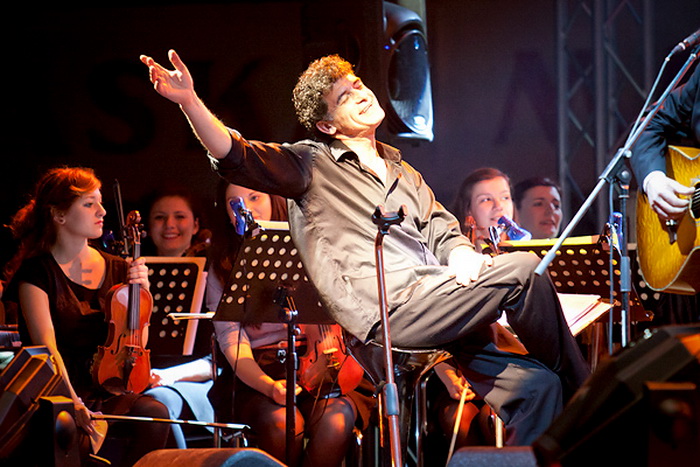 Oliver Dragojević i gudački orekestar Alana Bjelinskog na Višnjiku 22. ožujka 2011. Foto: Kristijan Orlić Oliver Dragojević i gudački orekestar Alana Bjelinskog na Višnjiku 22. ožujka 2011. Foto: Kristijan Orlić