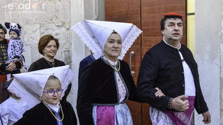 Paški zimski karneval 2018: Karnevalska povorka prošla ulicama grada do Pijace