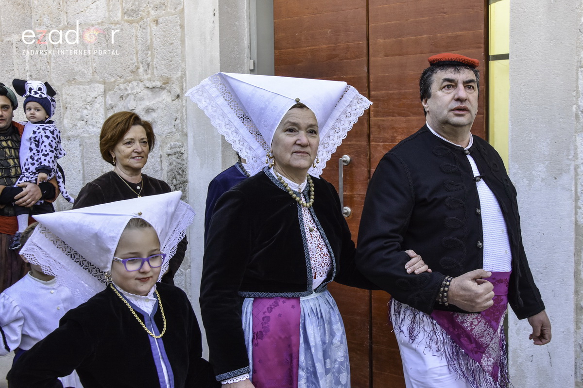 Paški zimski karneval 2018: Karnevalska povorka prošla ulicama grada do Pijace