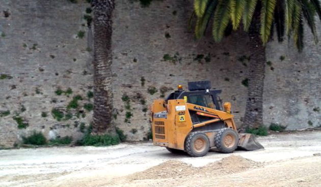 Strojevi na parkingu u Foši. Foto: S. Dražić/Radio Zadar