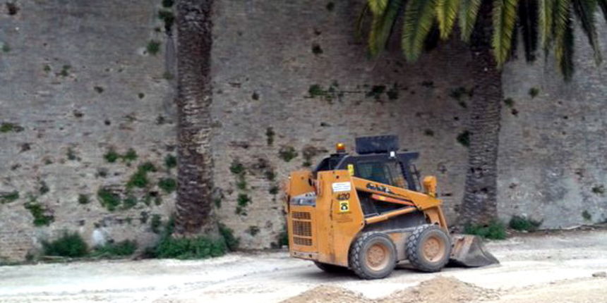 Strojevi na parkingu u Foši. Foto: S. Dražić/Radio Zadar Strojevi na parkingu u Foši. Foto: S. Dražić/Radio Zadar