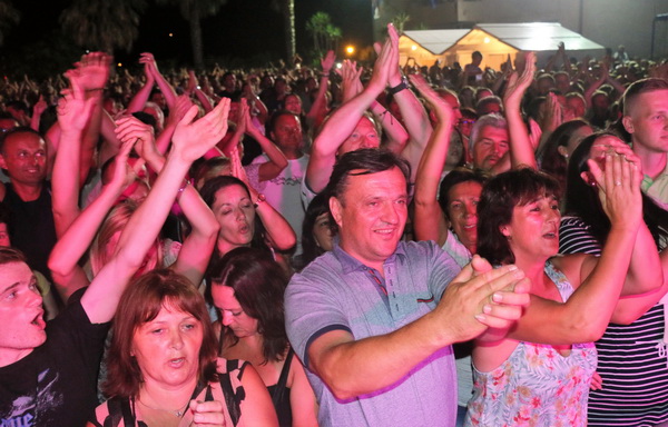 Virsko ljeto 2016: Tomislav Bralić i klapa Intrade oduševili 12 tisuća obožavatelja na virskoj rivi Virsko ljeto 2016: Tomislav Bralić i klapa Intrade oduševili 12 tisuća obožavatelja na virskoj rivi